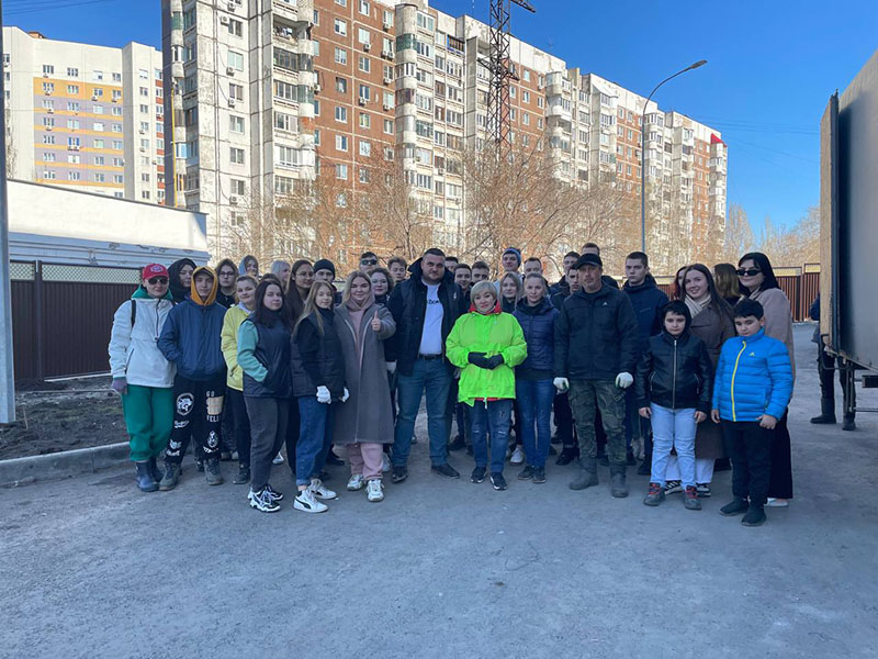 Посадка растений – озеленение возле нового корпуса больницы