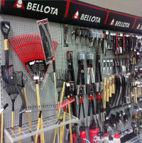 Садовый инструмент фирмы Беллота в продаже в садовом центре