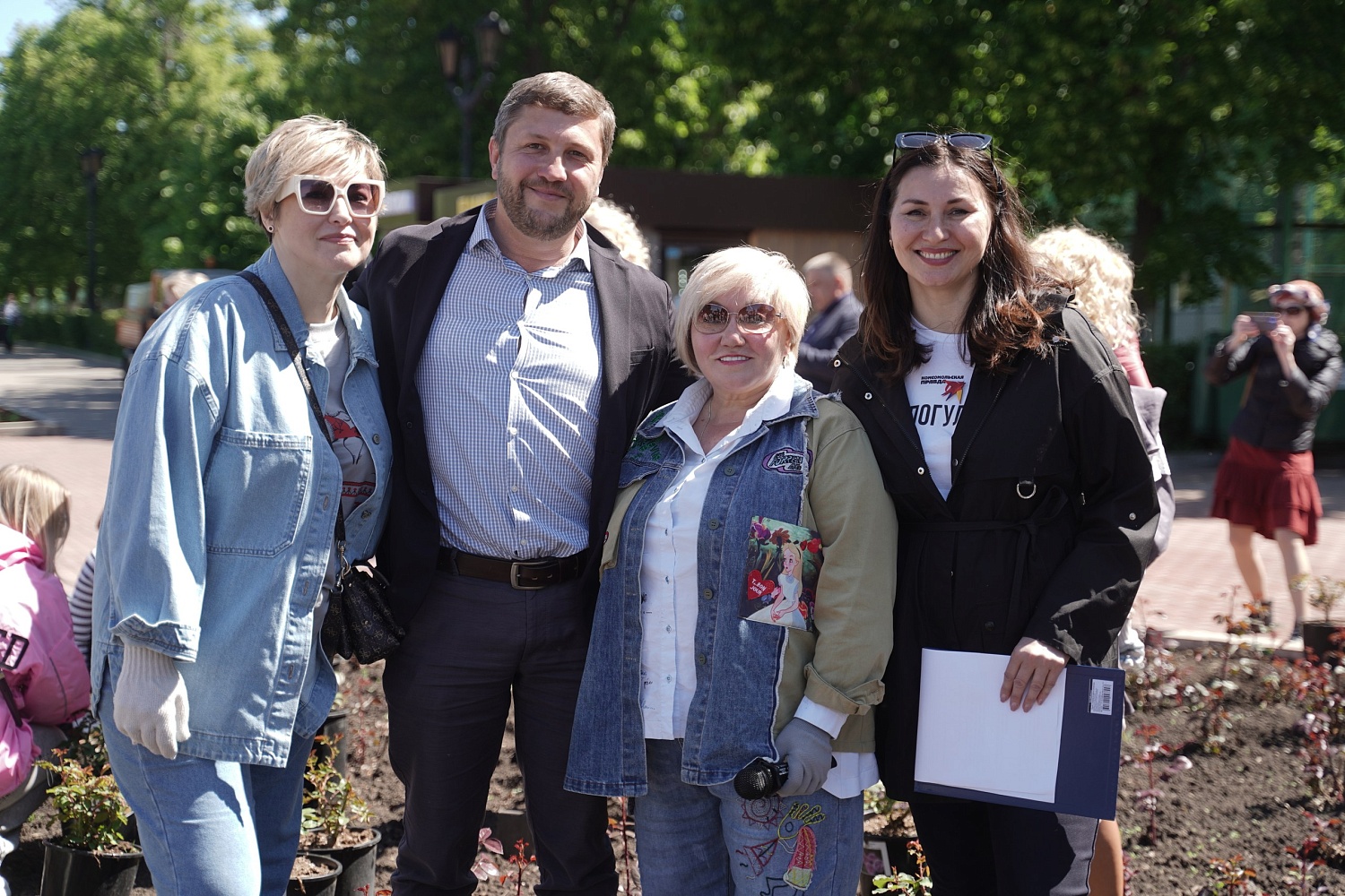 Посадили 99 роз на набережной Волги!